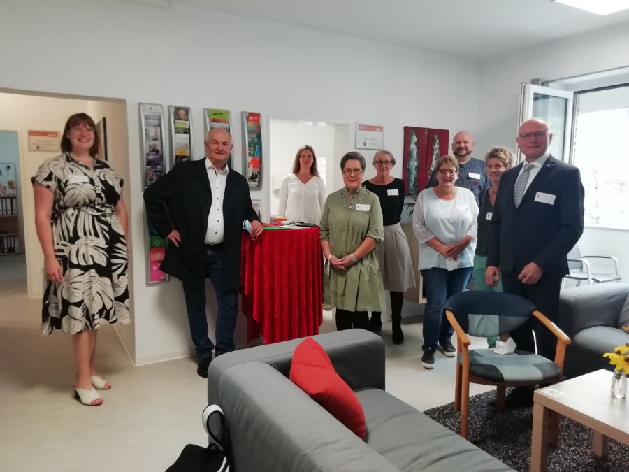 Tag der offenen Tür bei der Aidshilfe Paderborn – von links nach rechts: Johanna Leifeld vom Vorstand Aidshilfe Paderborn, Franjo Henze (SPD), Bianca Schröder, Mitarbeiterin Aidshilfe Paderborn, Martina Gramlich (CDU), Lena Arndt, Mitarbeiterin Aidshilfe Paderborn, Petra Tebbe (Grüne), Thorsten Driller, Mitarbeiter Aidshilfe Paderborn, Sabine Kramm, stellvertretende Bürgermeisterin der Stadt Paderborn sowie Hans-Bernd Janzen, stellvertretender Landrat des Kreises Paderborn